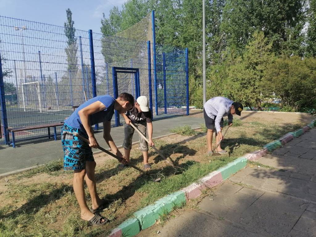 Летней занятости. Трудоустройство несовершеннолетних. Уборка на стадионе. Трудоустройство несовершеннолетних в летний период. Трудоустройство несовершеннолетних Чернянка.